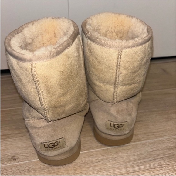 UGG Classic Short Boot Tan - Picture 2 of 8